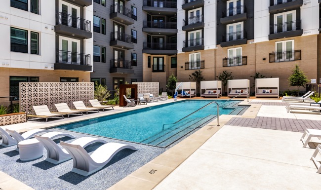 Pool Sparkling Pool with Cabanas